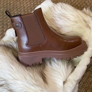 Brown minimalist chunky Chelsea boots!